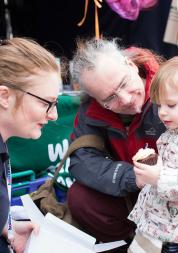 Man and girl with cupcake